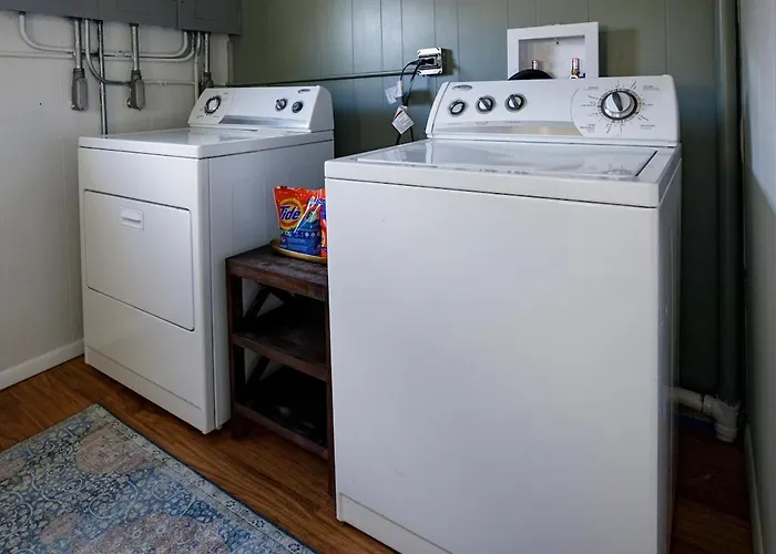 Laundry Room, Near Hwy, Parking Next To Entrance Apartment *