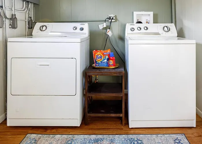 Laundry Room, Near Hwy, Parking Next To Entrance *