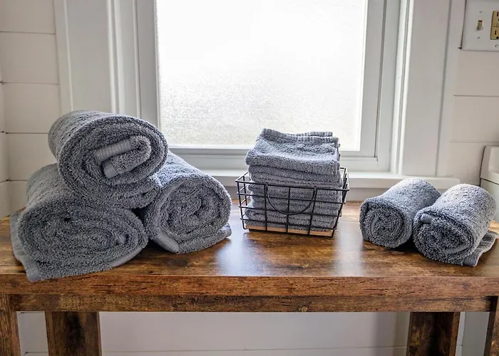 Laundry Room, Near Hwy, Parking Next To Entrance *