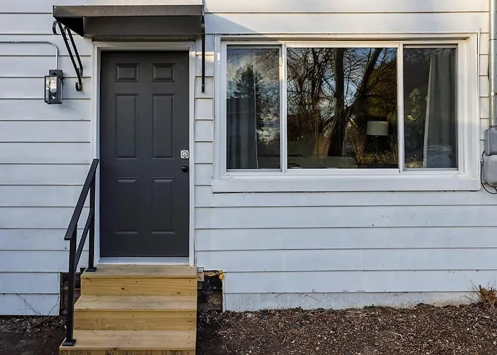 Laundry Room, Near Hwy, Parking Next To Entrance *